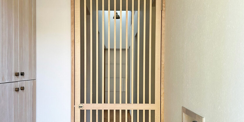 三重県桑名市　玄関ねこ脱走防止扉